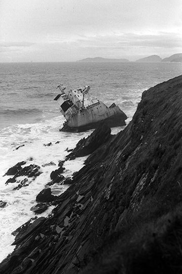36 years ago: MV Ranga just decided to get wrecked at Dunmore Head back than. Roof tiles creaked and clattered loudly in that stormy night.